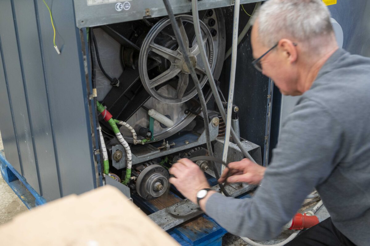 Industriewaschmaschine wird repariert
