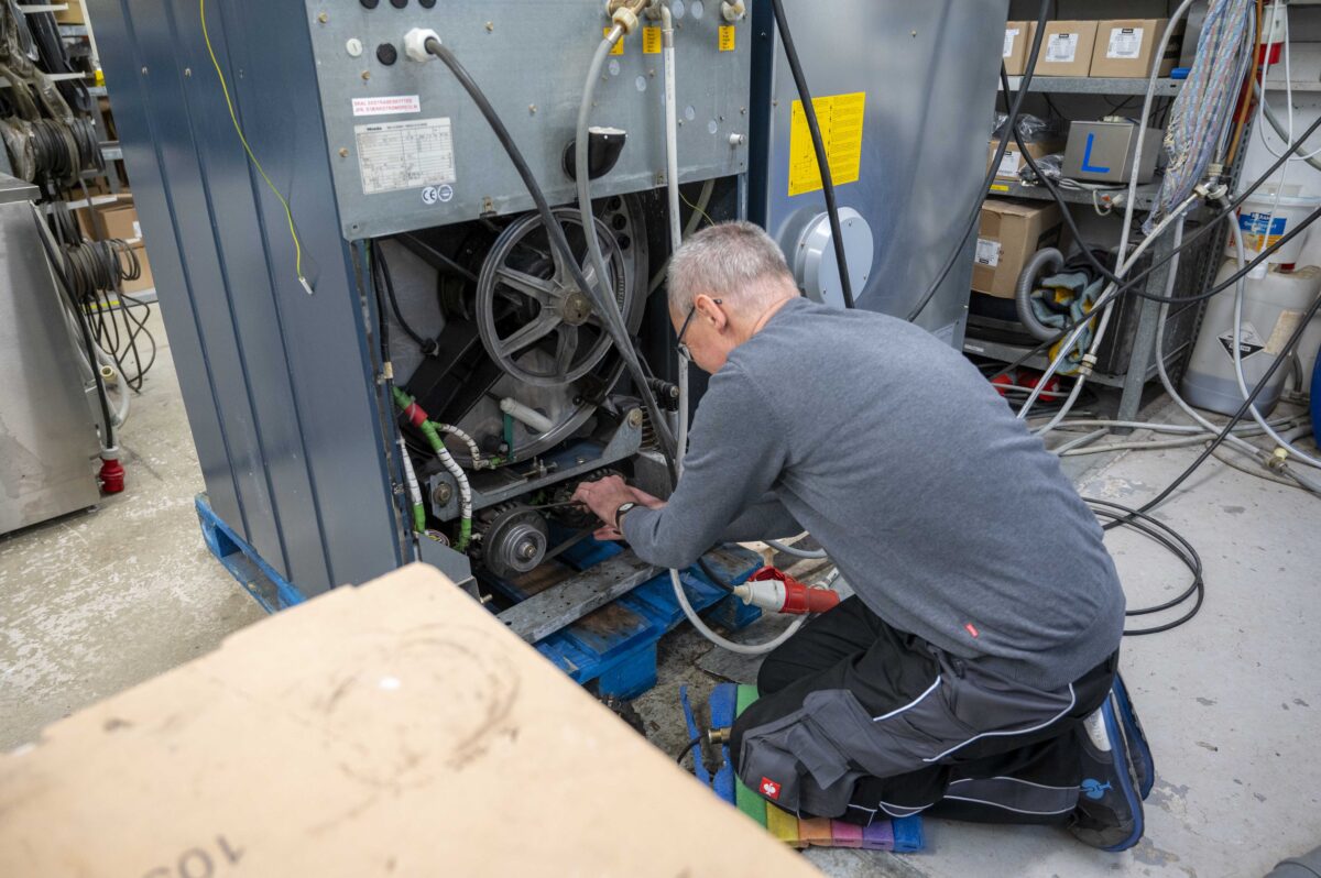 Monteur für Gewerbewaschmaschine repariert
